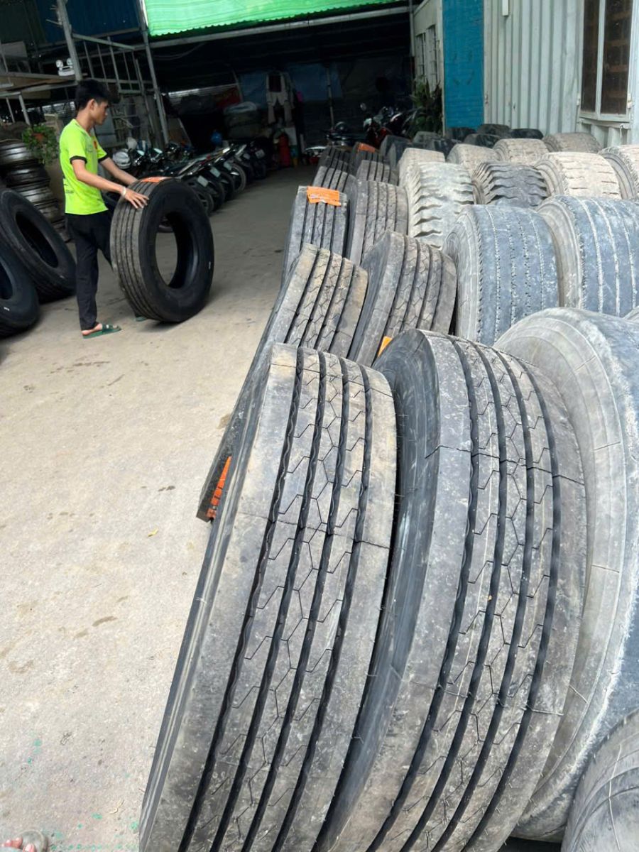 Vá lốp xe tải nặng, xe container lưu động tại Bình Dương – Có mặt ngay 24/7